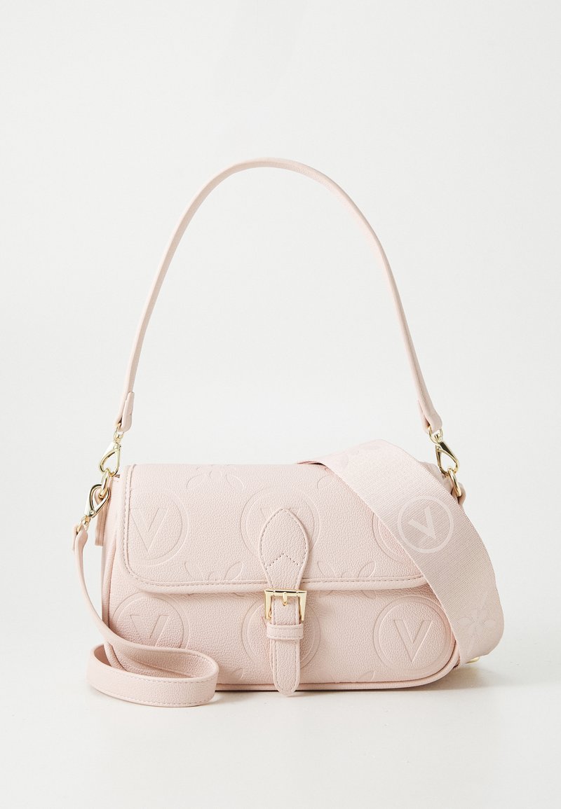 Bolso de mano de cuero suave en color rosa con logotipos circulares en relieve, cierre de hebilla dorada y correa ancha desmontable con diseño de logotipo a juego.