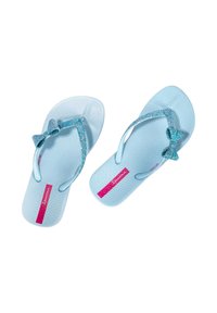 Infradito azzurri chiari in gomma, con una suola testurizzata, cinturini blu glitterati e un fiocco decorativo sul cinturino sinistro.