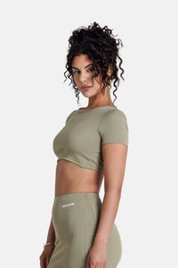 Olijfgroen geribbelde cropped top met korte mouwen, die een aangesloten ontwerp toont. Beschikt over een ronde halslijn en subtiele logodetails.