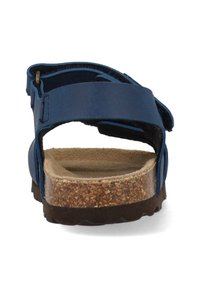 Sandalia de cuero azul con correas dobles, plantilla de corcho y suela de goma texturizada. Presenta un hebilla ajustable en el lateral para personalizar el ajuste.