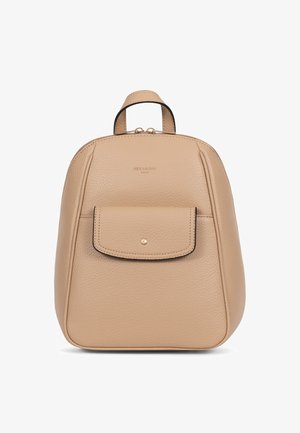 Beige leren rugzak met voorvak met klep, gouden knoopsluiting, bovenste handvat en geprofileerd "HEXAGONA PARIS" logo.