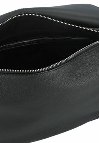 Borsa a pochette nera in pelle con superficie texturizzata e chiusura con cerniera argentata, dotata di un interno aperto e senza ulteriori decorazioni.