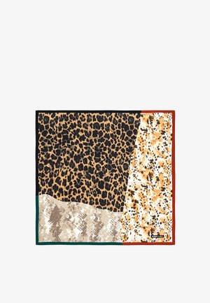 Foulard di seta multicolore con stampa leopardata, schemi astratti e texture a contrasto in tonalità di nero, beige, arancione e grigio.