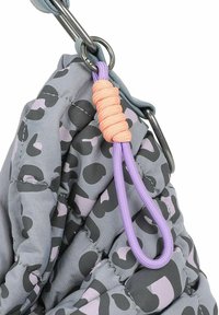Bolso de tela gris acolchado con un patrón de leopardo negro y lavanda. Presenta un lazo morado y un acento de goma rosa, asegurado con un clip de metal.