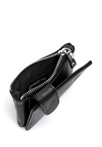 Portafoglio in pelle nera con zip argentata, foderato in tessuto all'interno e chiusura a pattina. Forma rettangolare compatta con dettagli di texture sottili.