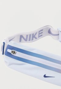 Nike bæltetaske i gradient nuancer af blå med en lynlåslomme og kontrasterende logo. Blødt stof med justerbar rem.