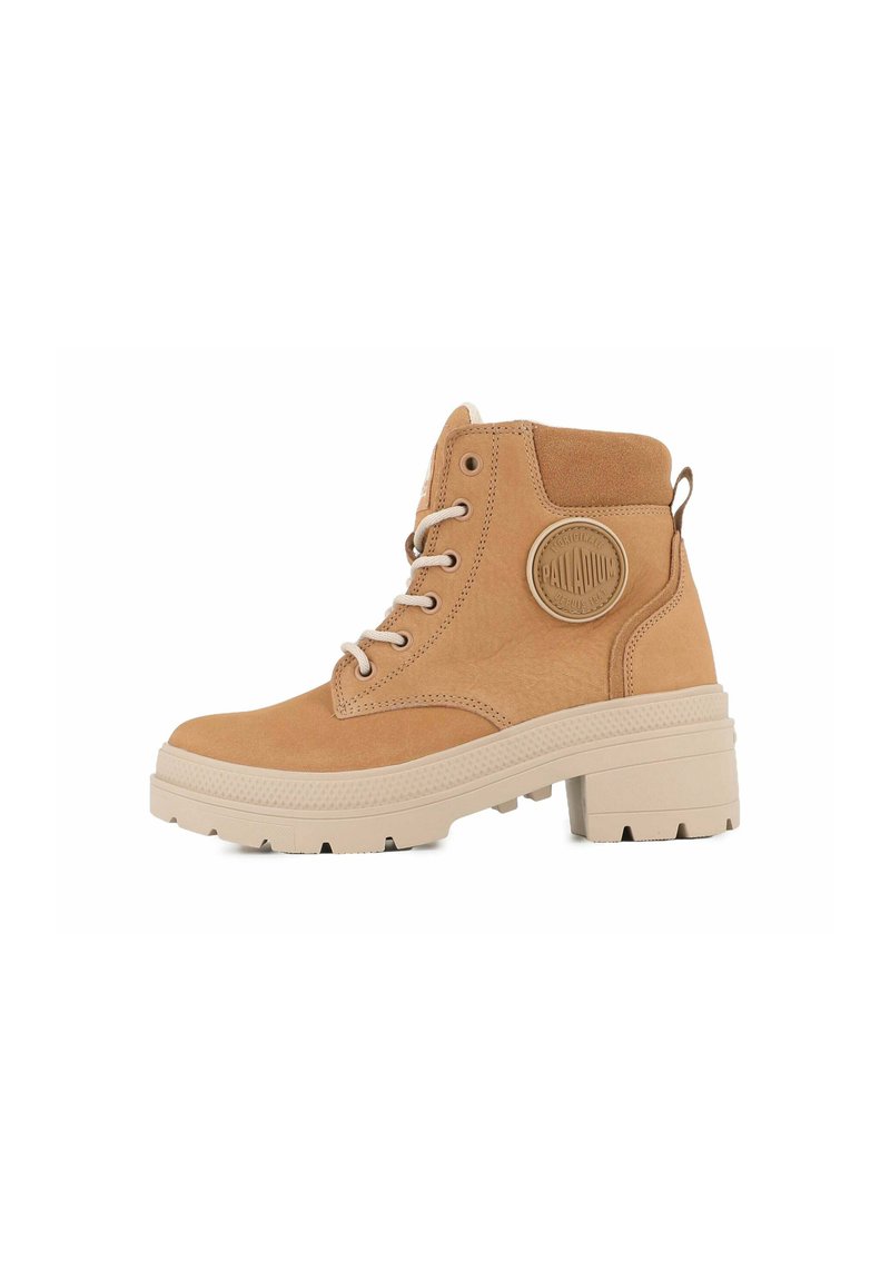 Stivaletti alla caviglia marroni in suede con finitura testurizzata, dotati di un patch rotondo con logo, design con lacci e una suola chunky beige.