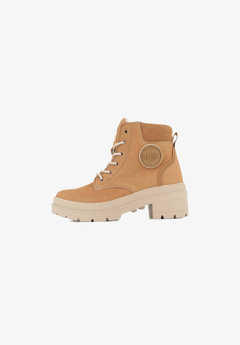 Botas de tobillo marrones hechas de ante con un acabado texturizado, que presentan un parche de logo redondo, diseño de cordones y una suela gruesa beige.