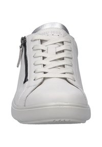 Baskets blanches en cuir avec un accent argenté au col, dotées d'une fermeture à glissière sur un côté et de lacets traditionnels à l'avant.