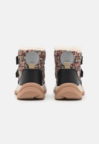Botki w kwiatowy wzór z czarnymi skórzanymi akcentami, beżowym futerkiem i rzepami. Grube gumowe podeszwy w jasnobrązowym kolorze.