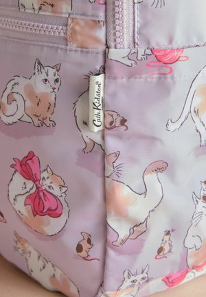 Mustri kangas, millel on erinevad mängulised kassid ja väike hiir, roosa paela aktsendiga, mille kõrval on Cath Kidston'i silt.