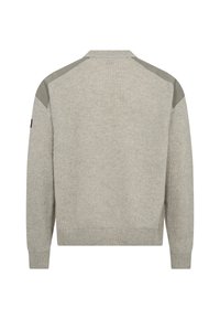 Lys grå ribbet sweater med rund hals, med mørke grå skulderlapper. Blød strikket tekstur med lange ærmer og lige kant.