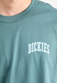Dickies AITKIN CHEST TEE - Apdrukāts T-krekls - dark green