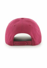 Bordeauxfarbene Baseballmütze mit fester Stofftextur, verstellbarem Plastikverschluss hinten und Belüftungslöchern auf dem Oberteil.