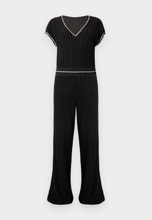 Must mustriga koos vertikaalsete triipudega ja V-kujulise kaelusega. Omab lühikesi varrukaid, liibuva vöökoha ja laienevaid pükse. Tekstuuriga kudum.