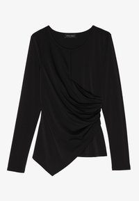 Maglietta nera a maniche lunghe con scollo a barca, texture arricciata sul davanti e fondo asimmetrico con finitura liscia.