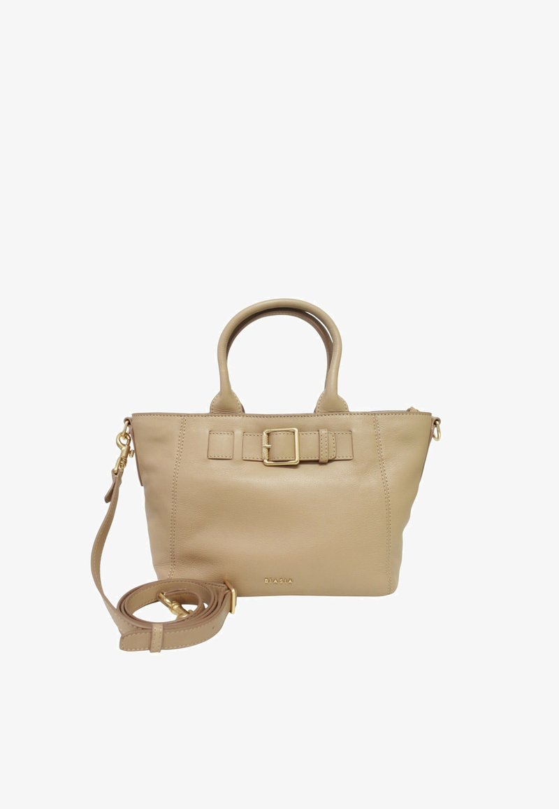 Bolso de cuero beige con dos asas, correa de hombro desmontable y un detalle de hebilla en la parte frontal. Textura suave con detalles en dorado.