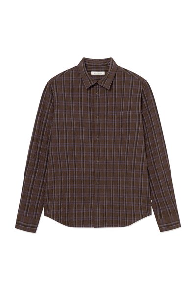 Καφέ πουκάμισο μακρυμάνικο με καρό σχέδιο από υφασμάτινη υφή. Διαθέτει γιακά με κουμπιά, τσέπη στο στήθος και μοτίβα σε μοβ και μπλε καρό.