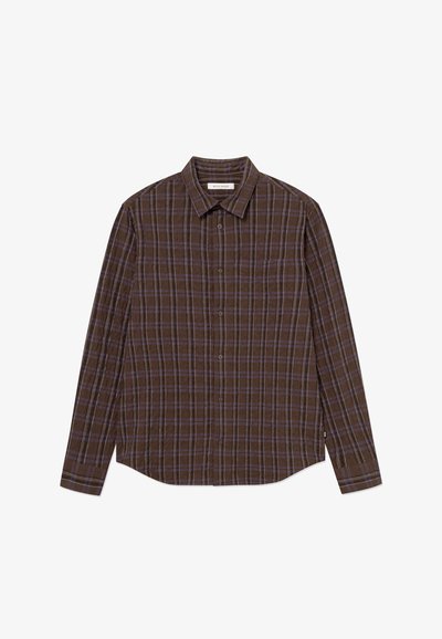 Καφέ πουκάμισο μακρυμάνικο με καρό σχέδιο από υφασμάτινη υφή. Διαθέτει γιακά με κουμπιά, τσέπη στο στήθος και μοτίβα σε μοβ και μπλε καρό.