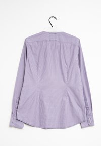 Camisa de manga larga a rayas moradas con un collar blanco, con dobladillo curvado, puños abotonados y detalle de costura en el yugo trasero.