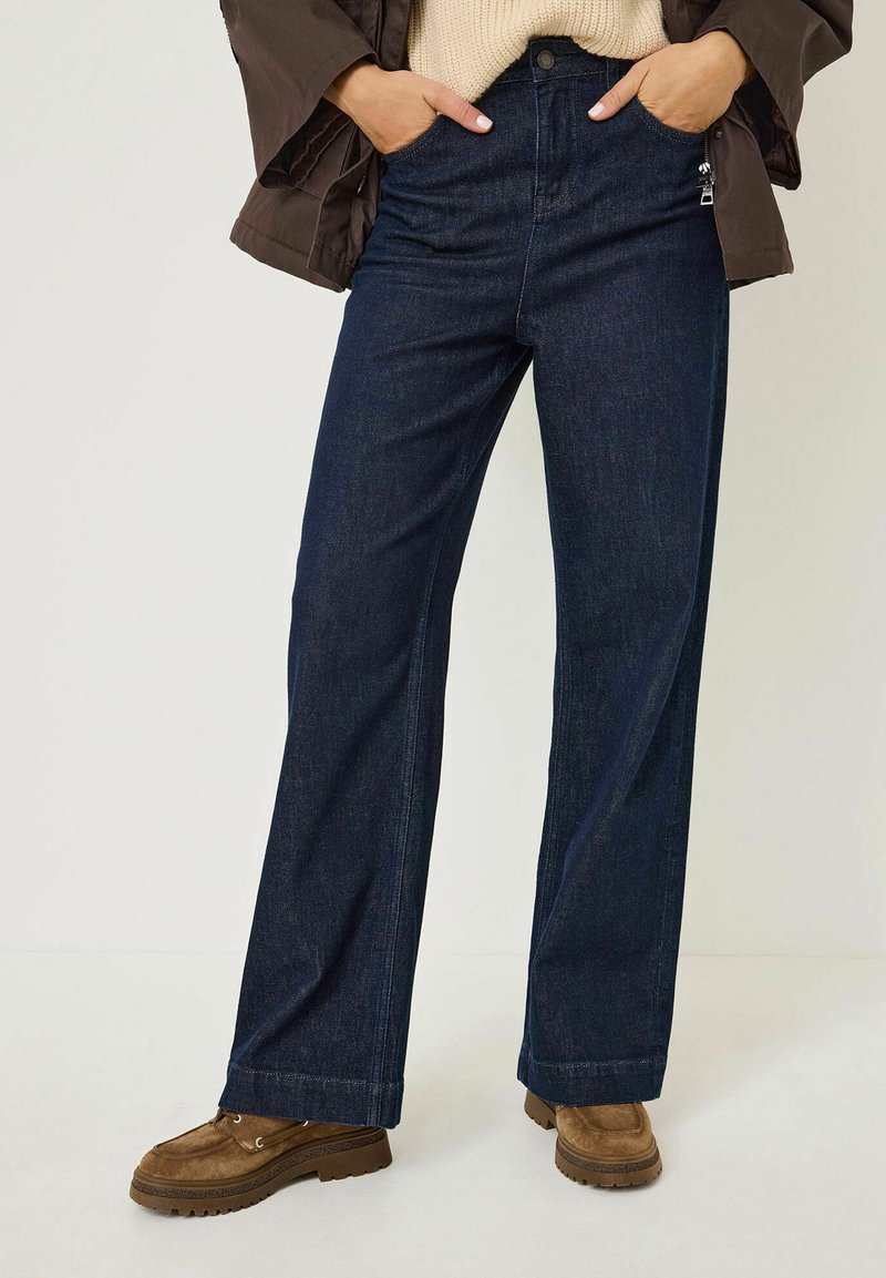 Tmavě modré džíny s širokými nohavicemi vyrobené z denimu, s vysokým pasem, předními kapsami a diskrétním logem na pase.