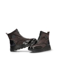 Botas de ante gris con acentos de cuero patentado negro. Altura hasta el tobillo con cremalleras laterales y suelas de goma texturizadas. Detalle del logo en forma circular.