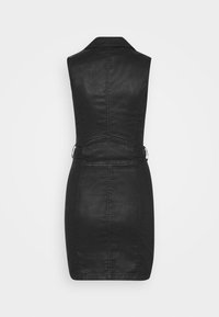 Robe sans manches en jean noir avec une silhouette ajustée, un col pointu et une taille cintrée, présentant une texture lisse et des détails de couture minimaux.