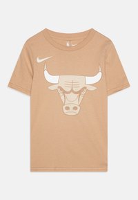 Nike Performance - NBA CHICAGO BULLS CITY EDITION ESSENTIAL LOGO TEE UNISEX - Klubu apģērbs - hemp Miniatūras attēls 1