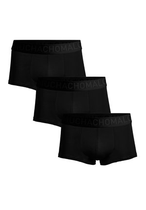 Calzoncillos bóxer negros en un paquete de tres. Fabricados con una tela suave y cuentan con una cintura elástica suave que presenta el texto "MUCHACHO" en negro.