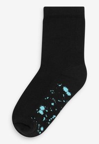 Chaussette en coton noir avec un poignet côtelé et un motif éclaboussé en bleu clair à la pointe et sur le côté. Design standard jusqu'à la cheville.