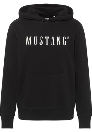 Czarna bawełniana bluza z kapturem z dużym białym logo "MUSTANG" z przodu, z kapturem na sznurki, kieszenią kangurką oraz ściągaczami przy mankietach i na dole.