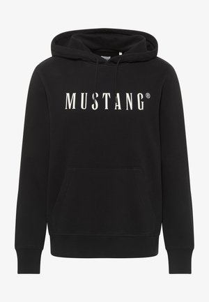 Zwarte katoenen hoodie met een groot wit "MUSTANG" logo op de voorkant, een trekkoord bij de capuchon, een kangoeroezak en ribgebreide manchetten en onderrand.