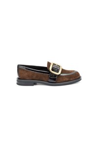 Mocasines de ante marrón con una cinta de cuero negro brillante y un gran hebilla dorada como acento. Diseño de suela plana.