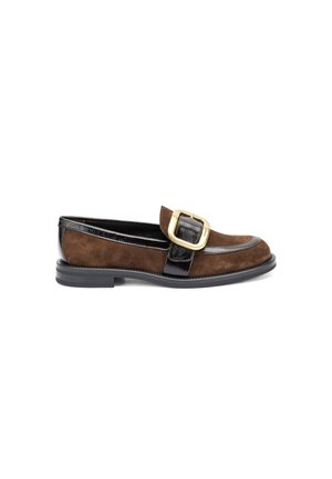 Mocasines de ante marrón con una cinta de cuero negro brillante y un gran hebilla dorada como acento. Diseño de suela plana.