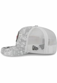 Grau camouflierte Kappe mit Netzrücken, gebogenem Schirm und besticktem Logo. Verfügbar mit digitalem Muster und verstellbarem Sitz für Komfort.