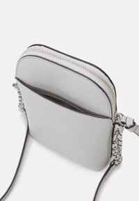 Borsa a tracolla in pelle grigia con superficie testurizzata, chiusura con zip, tasca laterale e tracolla accentuata. Dettagli in metallo color argento inclusi.