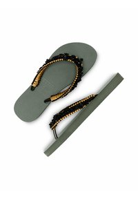 Zielone gumowe klapki z czarnymi i złotymi koralikowymi ramiączkami. Teksturowana wkładka i podeszwa. Ramiączka z akcentami w kolorze złotym oraz skomplikowanym detalem koralikowym.