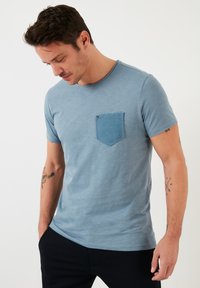 Buratti - CREW NECK POCKET - Osnovna majica kratkih rukava - blue Minijatura 1