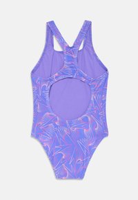 Lila one-piece baddräkt med racerback-design, med ett cirkulärt utskärning och abstrakta rosa mönster genom hela stoffet. Slät textur.