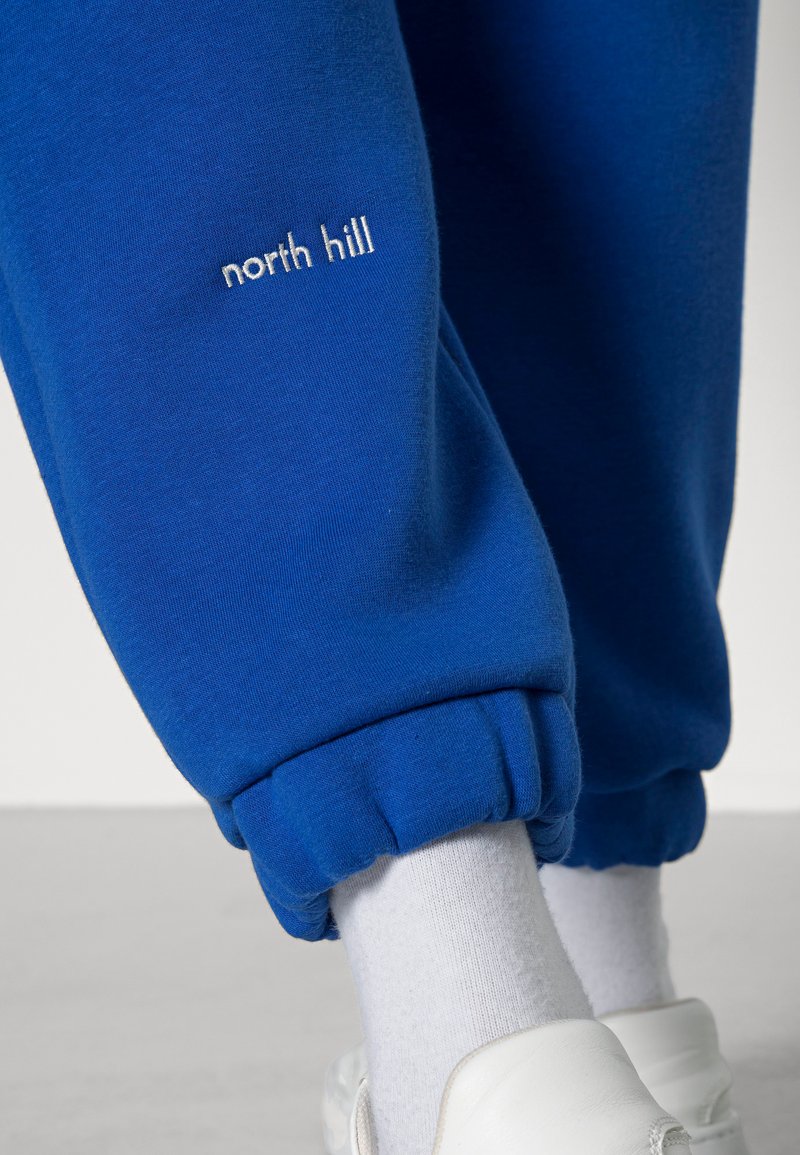 Herren Trainingsanzüge | NORTH HILL PARIS HERMEL JOGGER Jogginghose blue/blau - SV40985 Herren Trainingsanzüge | NORTH HILL PARIS HERMEL JOGGER Jogginghose blue/blau - SV40985