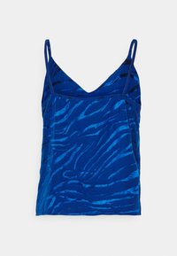 Top azul sem mangas com decote em V, apresentando um padrão texturizado de listas de zebra e finas alças ajustáveis. Tecido suave com um acabamento brilhante.