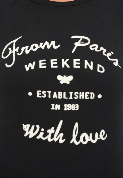 Svart grafisk t-skjorte med hvit tekst: "Fra Paris Weekend Etablert i 1983" og "Med kjærlighet," med en sommerfugl-akcent i sentrum.