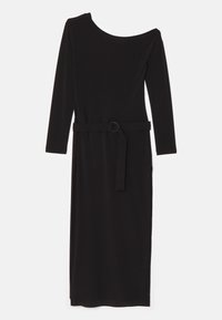 Černé šaty s dlouhým rukávem a odhalenými rameny, bočními rozparky a látkovým páskem provlečeným kruhovou sponou. Měkký, elastický materiál.
