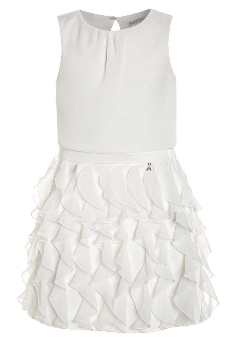 Vestido blanco sin mangas con un cuerpo liso y una falda acampanada con volantes, que presenta un pequeño charm plateado cerca de la cintura.