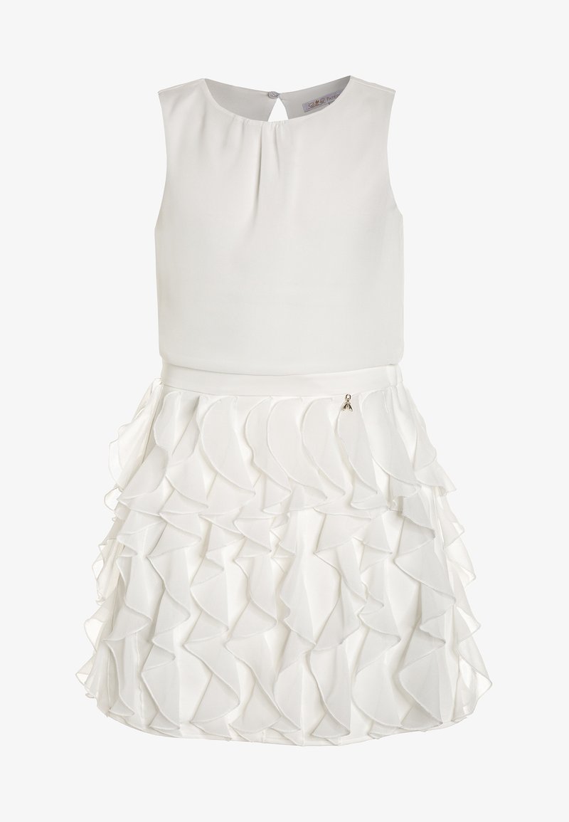 Vestido blanco sin mangas con un cuerpo liso y una falda acampanada con volantes, que presenta un pequeño charm plateado cerca de la cintura.