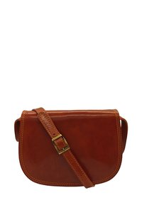 Sac bandoulière en cuir marron avec un rabat incurvé, une sangle réglable et des coutures visibles. Comprend une boucle en laiton et une texture lisse.