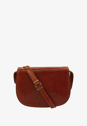 Sac bandoulière en cuir marron avec un rabat incurvé, une sangle réglable et des coutures visibles. Comprend une boucle en laiton et une texture lisse.