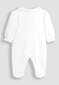 Body blanc pour bébé avec des manches longues, col rond bordé de rose clair, poignets volantés et fermeture à pressions en bas. Texture de tissu douce.
