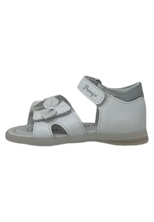 Sandali bianchi in pelle con una finitura liscia, caratterizzati da due cinturini in velcro e un fiocco decorativo sulla parte anteriore. Accenti grigi chiari sul tallone.