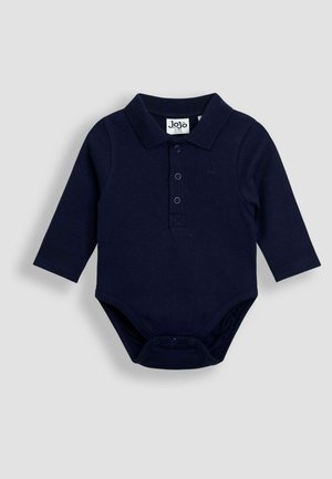 Tumši zils garām piedurknēm bodijs ar apkakli, trīs pogām priekšā un izšūtu burāšanas laivas logotipu uz krūšu. Mīksts kokvilnas materiāls.